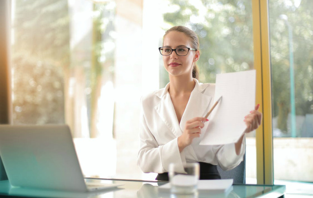 Выберите деловую одежду, сделайте аккуратную прическу и неброский макияж